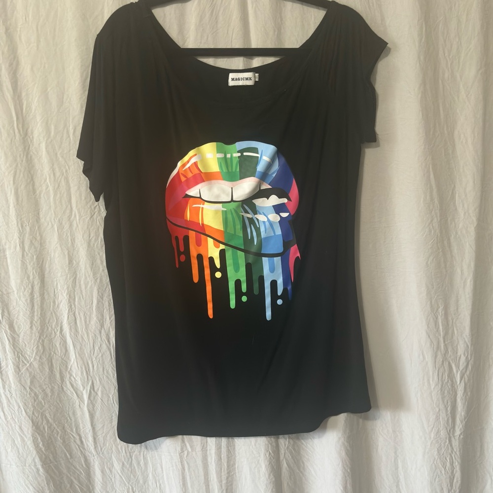 Rainbow lip design on black short sleeve shirt size 3x (fits 2x)